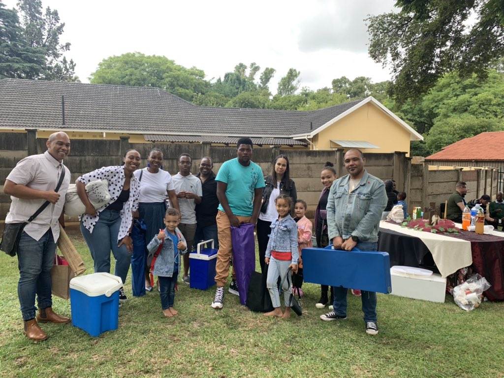 audas_vanschoor's tweet photo. SUNDAY FUNDAY 😋
CHRISTMAS MARKET + PICNIC 🔥🌭
#ChurchVibes #BLESSED #GoodFood #Fellowship #HangOut #Feasttime #3CChristmasCelebrations https://t.co/HB4CsMlOiQ