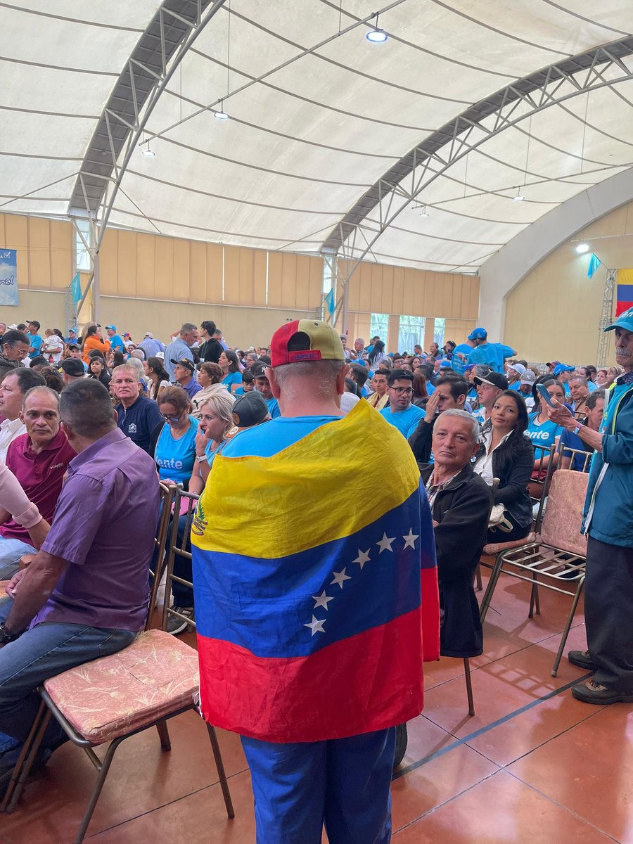 Y así se encuentra el centro de convenciones a la espera de nuestra líder nacional @MariaCorinaYA

Táchira continúa apoyando el claro mensaje que se dió el #22DeOctubre @VenteVenezuela

#HastaElFinal #ConVzla
