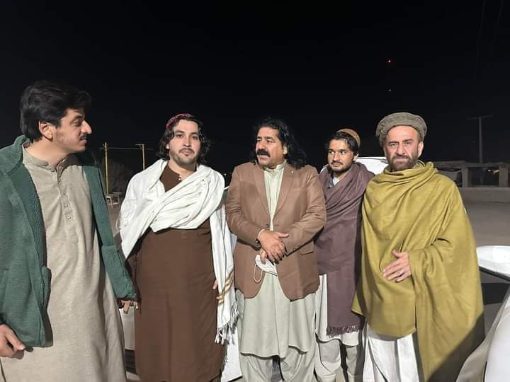علې وزېر او حاجې عبدالصمد خان سره د خپلو ملګرو په خېرېت سره د ژوب څځه واپس خپل منزل ته ورسېدو .
#ZhoobStandWithManzoor