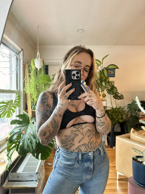 the finger splint is cute, right? https://t.co/8X2Q8yQL9y