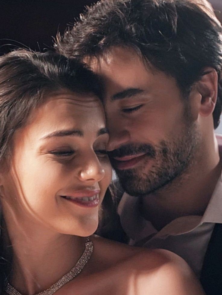 NadoNihad's tweet photo. مجنونه و عنيده ..💕
و لكنه أحبها ، عشق روحها
رأي الجمال الذي ليس في حسنها
كان أرتواء ظمأه من عطر أنفاس حبها
#حروف_م_القلب https://t.co/ztzTLqn0pi