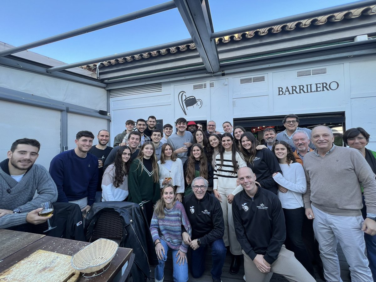 🅻🅰 🅵🅰🅼🅸🅻🅸🅰 💚🖤

🥘 Espectacular almuerzo en casa de nuestros amigos “Barrilero” de ambas plantillas de UCB 🏀😍

#SomosUCB #SomosCÓRDOBA