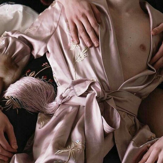 прикоснись или просто дотронься.