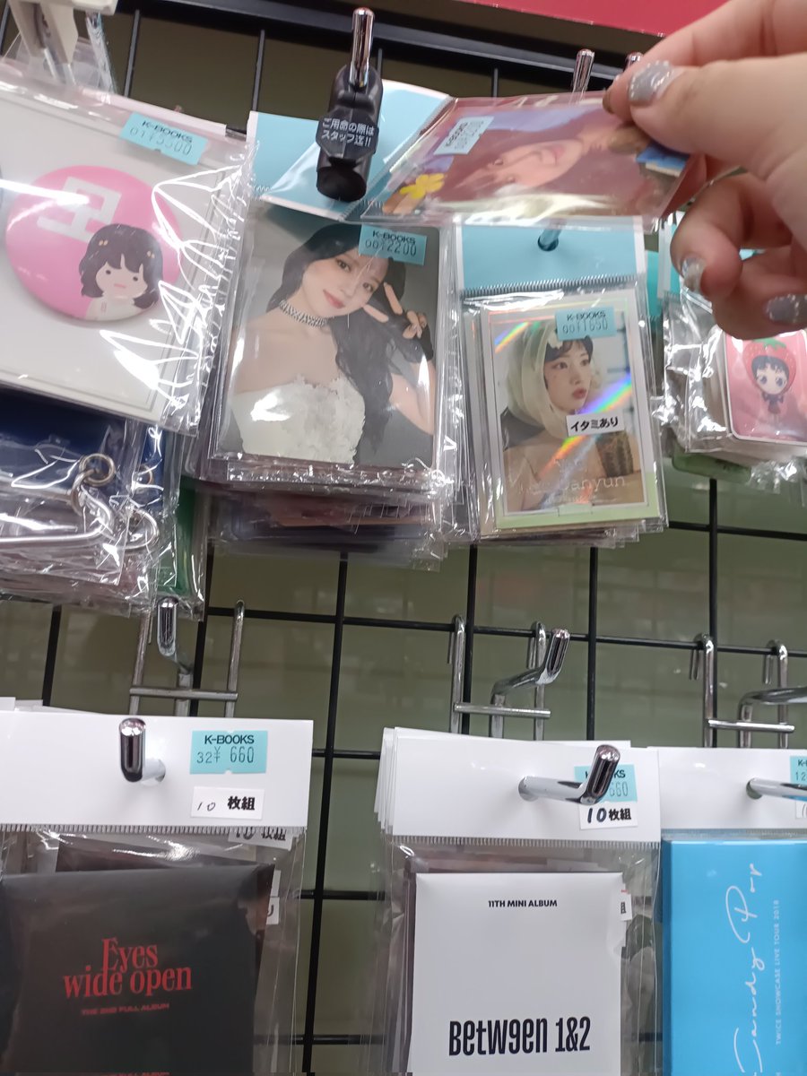 Some nice polaroids and pcs from a Kpop Store in Tokyo 🇯🇵