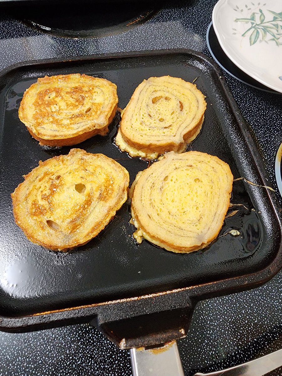 AngKlingensmith's tweet photo. Using that delish @HanischBakery bread for French toast this morning! #yum https://t.co/ZFL5G6u6VO
