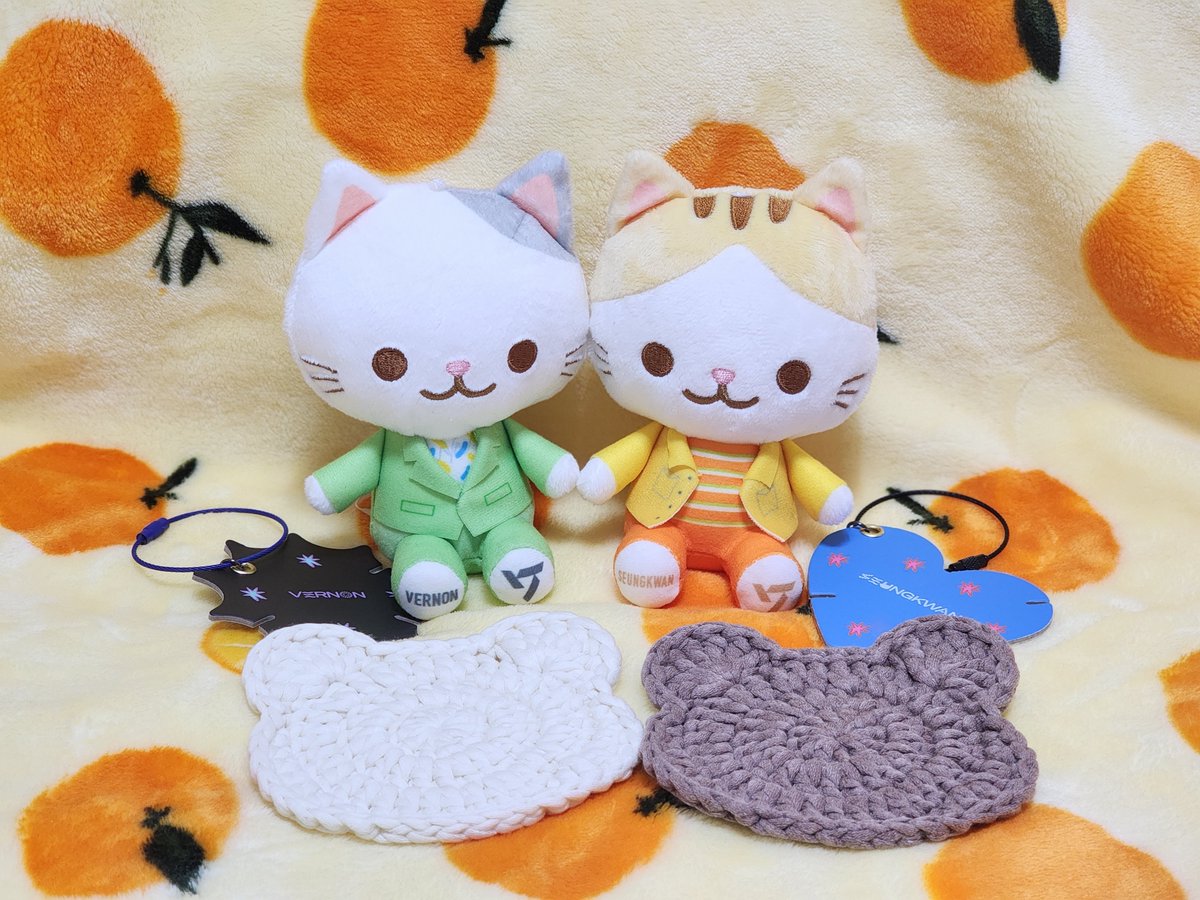 🖤💙
12/11 먹 맘대로 솔부데이 겸 조금 지났지만 1000팔로우라는 인생에 다시 없을 숫자;에 놀라 허겁지겁 준비한 이벤트 RT해주신 팔로워분들 중 좌우상대고정솔부러🥑🍊 중 한 분 추첨해서 쁘띠틴 솔부 세트와 곰돌이 코스터, 페이퍼 아트 키트로 만든 키링 솔부 세트 보내드립니다🫶🏻