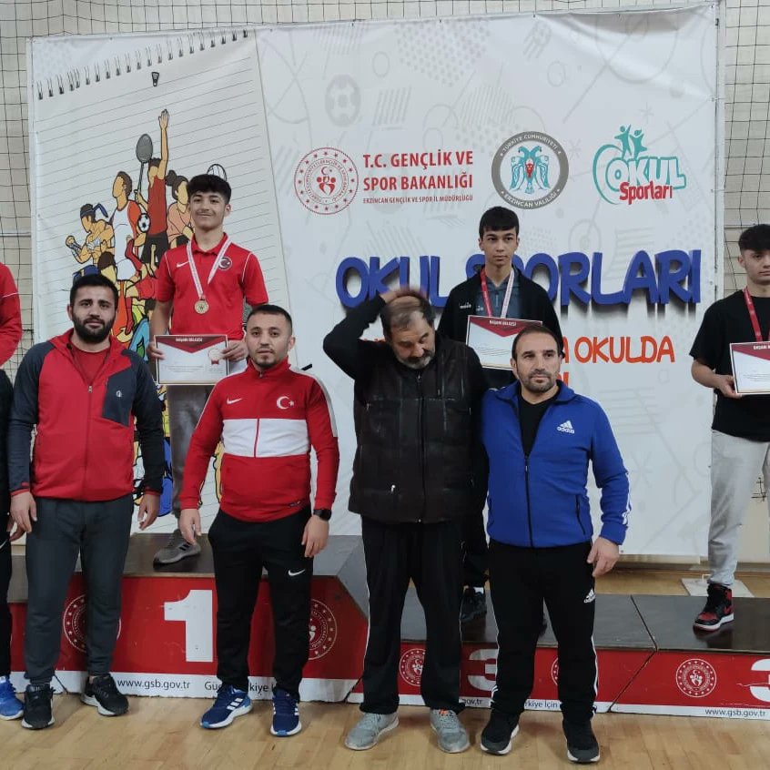 Hakkari_gures's tweet photo. Erzincan ilinde yapılan Okul sporları Gençler A Serbest ve Grekoromen bölge şampiyonasında ilimiz Temsil eden Kulüp  Sporcularımız da
 51 kg, Bayram DURGUN 1.
🥇45 kg, Burhan TEMEL 3.🥉
65 kg,Yusuf İslam KAPLAN 3.🥉 tebrikler..
@alicelik_64 @Sefer_Ozatak @30Emin_YILDIRIM https://t.co/fVQz5coyN1