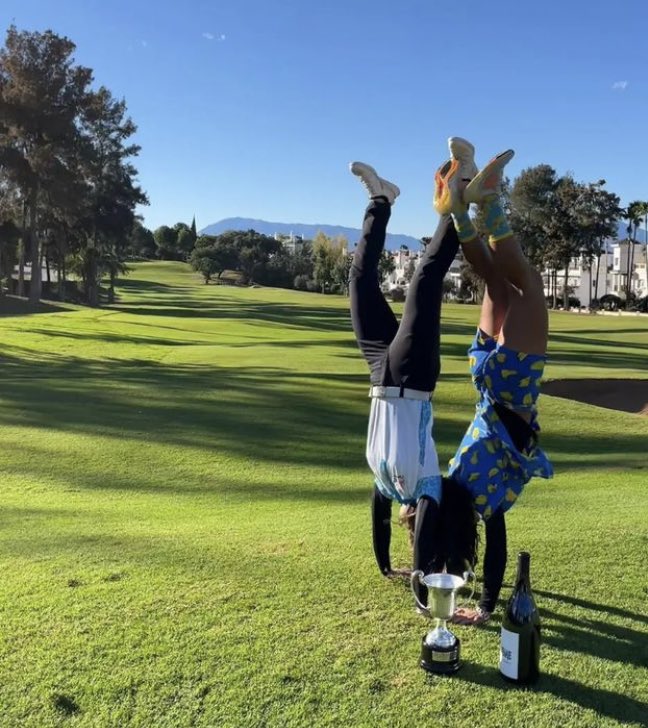 El Campeonato de España🇪🇸 de Profesionales Femenino @SantanderGolf @rfegolf acabó hace una semana, pero nos sigue gustando (encantando) como celebraron la victoria @nuriaitu y @pitimartinezber 😍⛳️