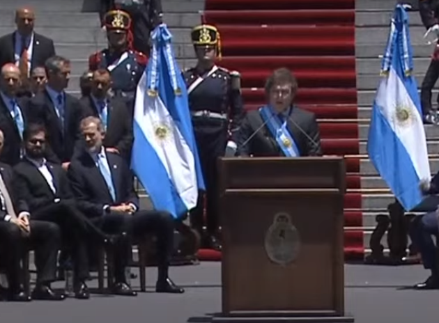 El mamarracho de Gabriel Boric (sin corbata) viendo en vivo y en directo, en primera fila, cómo el Presidente de Argentina Javier Gerardo Milei hace mierda su ideología empobrecedora.