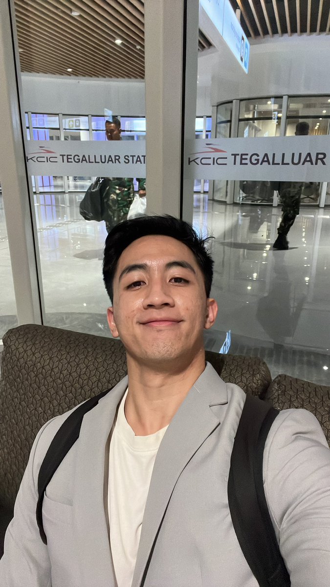 RmZain's tweet photo. Jadi hari ini gak dapet tiket kereta, karena kemaren sempet belinya kecepetan tapi jadi hangus karena telat datang. Hari ini datengnya kecepetan tapi belum beli tiket keretanya dan kehabisan. Tapi tetep senyumin aja. https://t.co/FOlx2ACM8H
