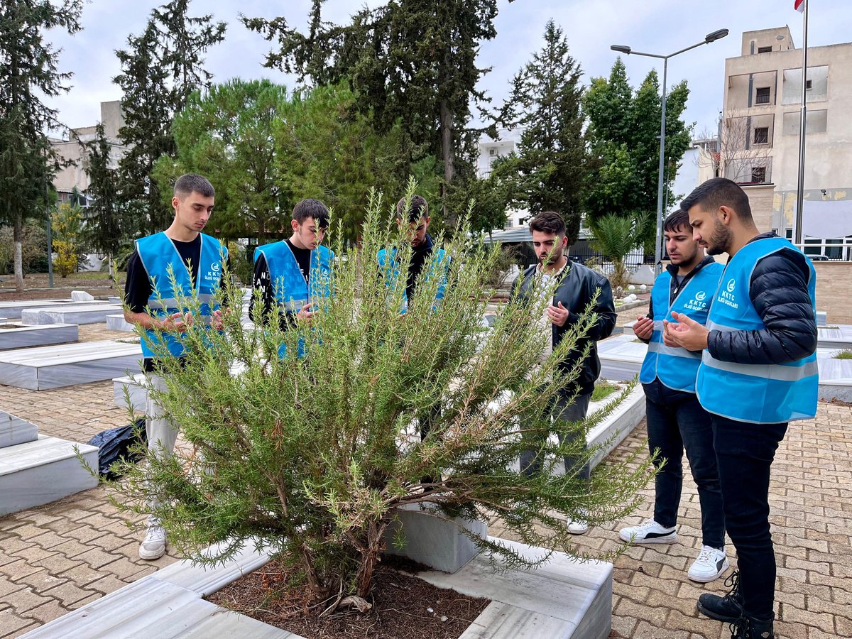 ayyildizob1968's tweet photo. Uluslararası Kıbrıs Üniversitesi Teşkilatı olarak Tekke Bahçesi Şehitliğinin temizliğini yapıp Şehitlerimizi Fatihalarla andık.
@fatiharici61 https://t.co/KKwognjtN9