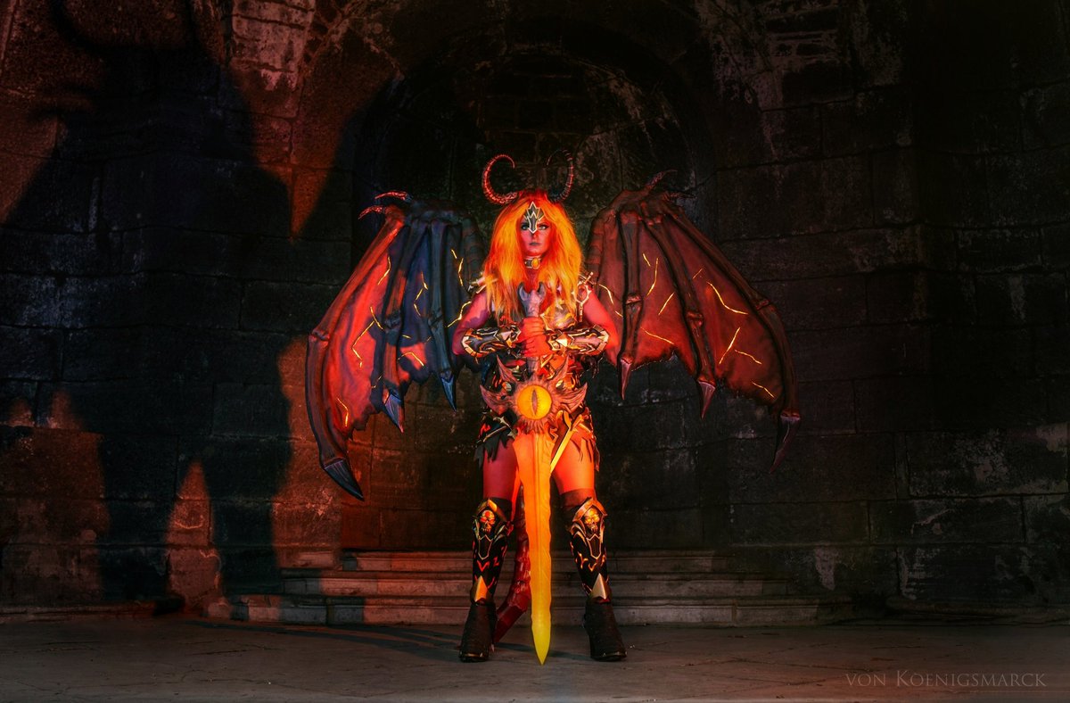 Unposted pic from my Sargeras shooting with <a href="/VKoenigsmarck/">vonKoenigsmarck</a> 🔥❤️ Prepping the cosplay for the @DreamHackDE Contest right now!!
•
Design by @ZachFischer
#cosplay #sargeras #worldofwarcraft #wow #wowcosplay #legion #blizzard #cosplaycontest #cosplayer #dreamhack