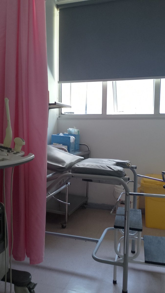 #hospitalpadrehurtado  tienen 4 box de atención, solo una ginecóloga atendiendo, espera de  más de 2 horas, #atencionpublica es una mierda.