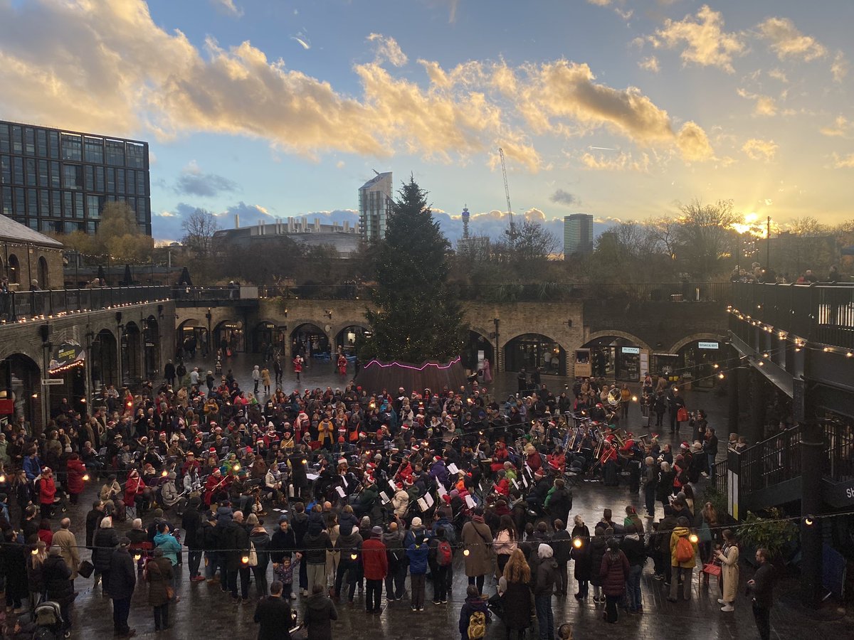 Spot our Any Howlett singing her heart out for charity in King's cross this afternoon!