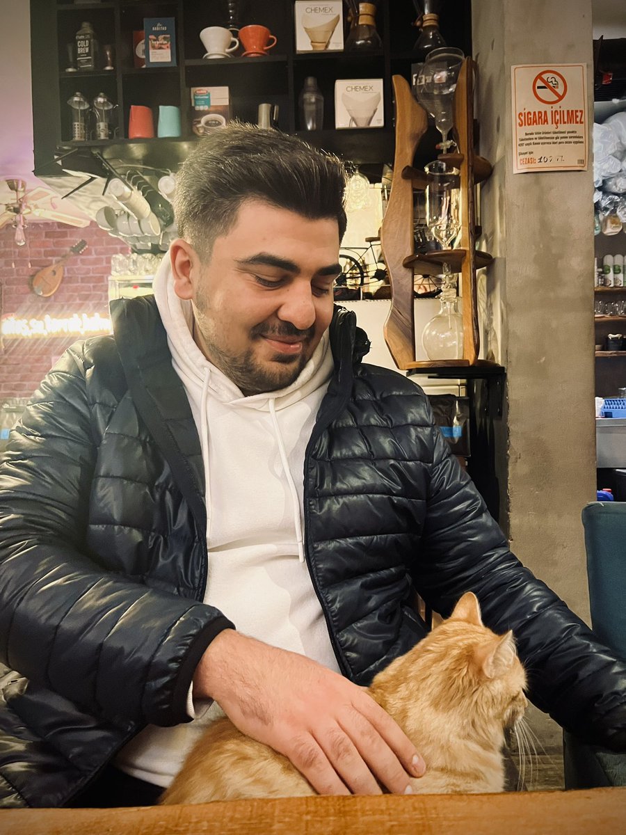 Hancı bana bir kahve kedime de mama 😼