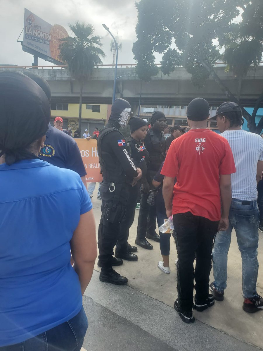 manuels83396771's tweet photo. El grupo neofacista Antigua Orden Dominicana sigue provocando. Hoy quiso boicotear una actividad de Comité de los Derechos Humanos. Y el gobierno se hace de la vista gorda. https://t.co/FCPCiaQ9fU