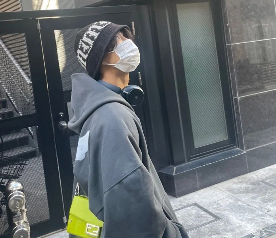 minsungadickted's tweet photo. A thread of minsung owning couple items &amp; sharing each others clothing &amp; accessories — 2023 ver. bcs they do it all the time https://t.co/g0Ex53FZK5