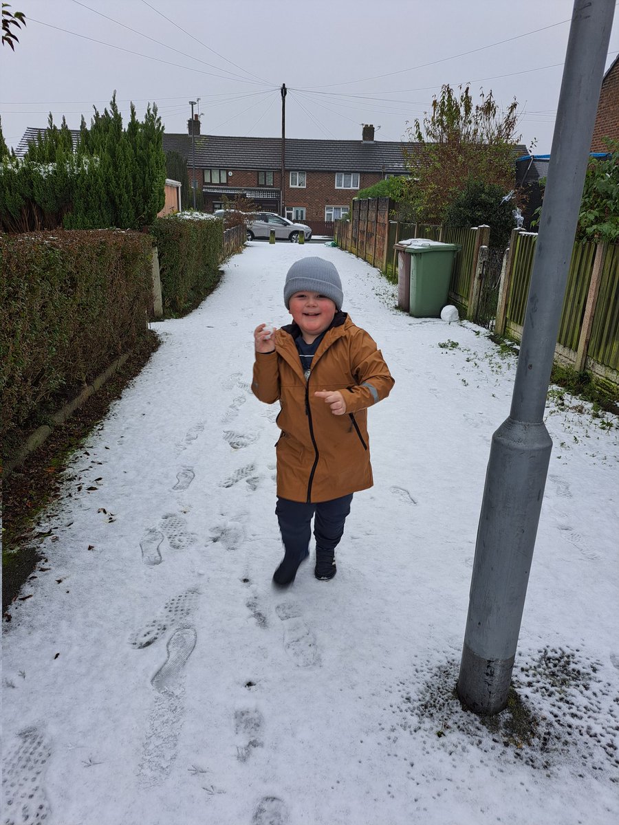 ms_bex87's tweet photo. Harry loves a snow day ☃️ @parishschool1 https://t.co/ICM8sLLtzR
