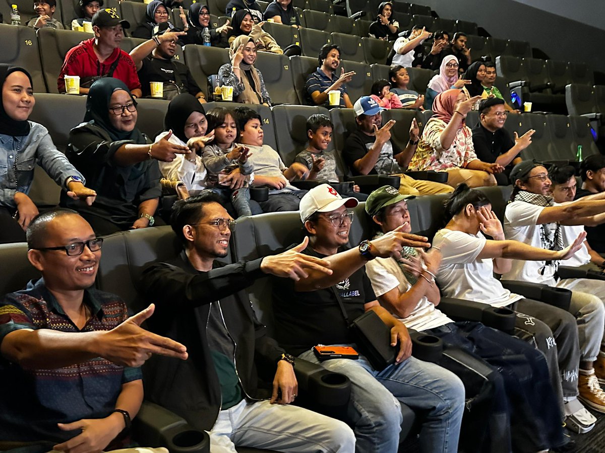 GSC_Movies's tweet photo. Terima kasih warga Lembah Klang yang hadir sapot! Itβs a wrap for Jelajah War On Terror: KL Anarki! π€© Teruskan menyokong dan tengok di pawagam skrg guys! π₯
#WarOnTerrorKLAnarki #WOTKLAnarki #SapotFilemLokal #GSCMovies https://t.co/7TYoB9mj8i