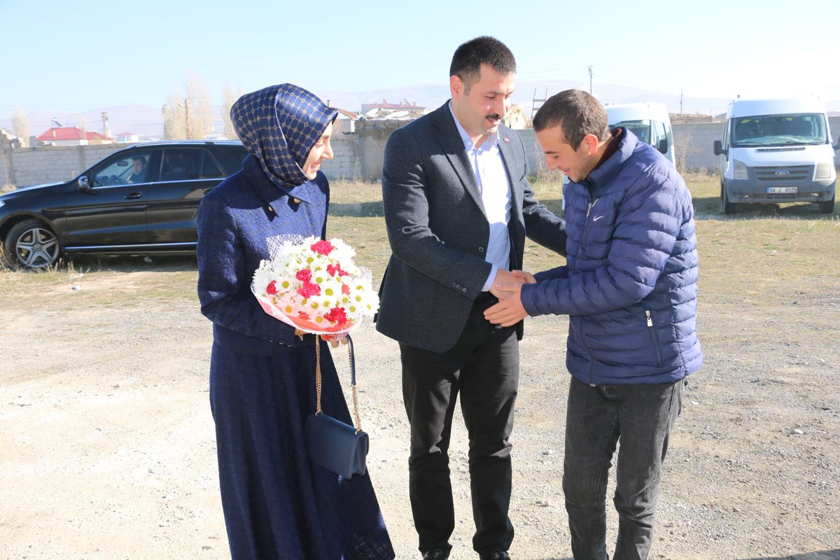 Diyadin004's tweet photo. 1️⃣ 3 Aralık “Dünya Engelliler Günü” dolayısıyla Kaymakam ve Belediye Başkan V. Sn. Mustafa KARALİ ve eşi Elif Hanımefendi ilçemizde hizmet veren Özel Simya Özel Eğitim Okulu ve Rehabilitasyon Merkezini ziyaret ettiler.

Çocuklarla yakından ilgilenen Kaymakamımız ve eşi, + https://t.co/K3FHZ2MKKk