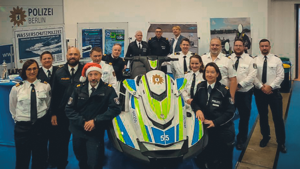 PolizeiBerlin_P's tweet photo. @PolizeiHamburg @PolizeiSachsen 🎶Last Chris.... äh, Messetag. Heute am 1. #Advent haben Sie bei der #BootUndFunBerlin nochmal DIE CHANCE unsere Kolleg. und dieses heiße Gefährt unserer #WSP kennenzulernen und alle Ihre Fragen loszuwerden - Foto mit Weihnachtsmütze inklusive🧑‍🎄
^tsm https://t.co/dkWZ4FJuny