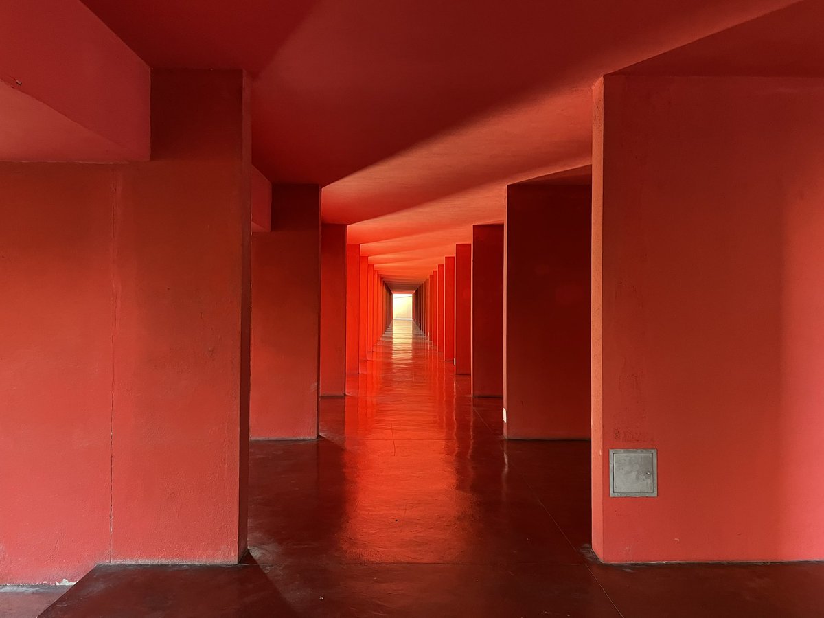 Ravishing primary colours on concrete on Carlo Aymonino’s Monte Amiata Hosting, Milan (1969-4)