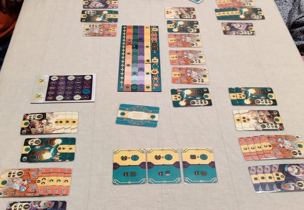 Aquesta setmana ens ha donat per la gestió. Hem jugat des d’un clàssic amb molts components i ambientació medieval, “Troyes”, fins a una novetat de tall futurista i caixa petita però molta estratègia econòmica, “Future Inc”.