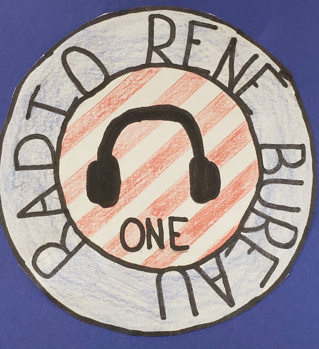 Les élèves ont chacun réfléchi à notre logo de cette année pour René Bureau Radio ! Je peux maintenant vous le montrer : c'est celui d'Inès qui a été élu !!! Notre 1ère émission de l'année est en cours de création...
#webradio #cycle3