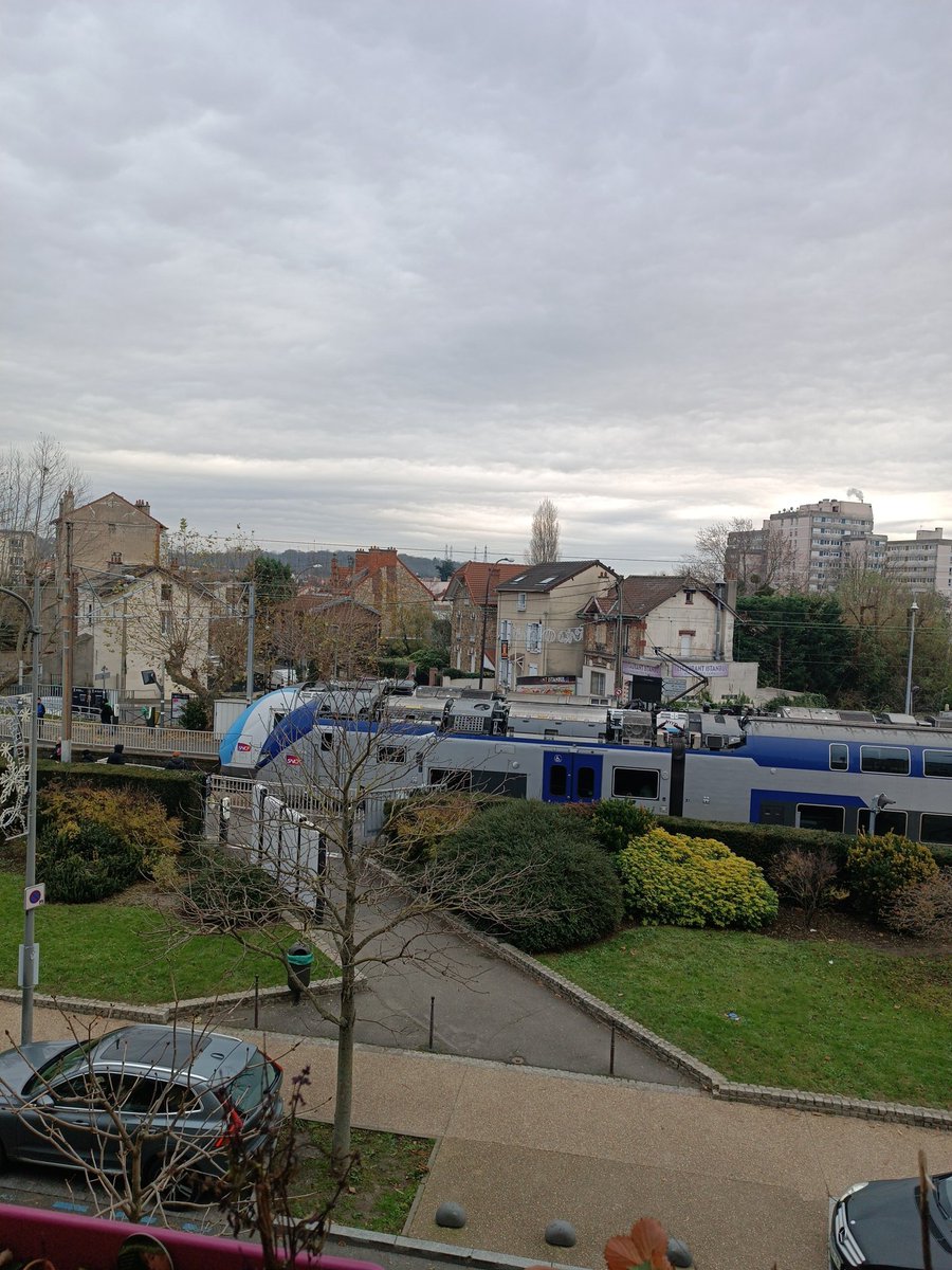 TrackNour's tweet photo. @LigneH_SNCF Que se passe t'il à la gare de deuil Montmagny ? 2 trains à l'arrêt .... https://t.co/yHrcnhjRaV