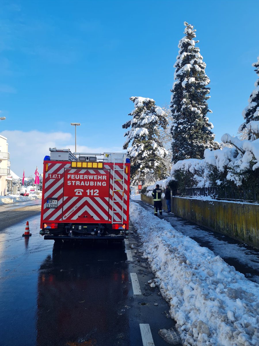 ❄️❄️Schneeeinsatz dauert an ❄️❄️

Aktuell läuft der 33. Schnee-Einsatz. Den dritten Tag in Folge beschäftigt uns nun mittlerweile der vergangene Schneefall. Allein gestern waren wir mit über 200 Einsatzkräften von Feuerwehr, THW, Rettungsdienst und Katastrophenschutz im Einsatz.