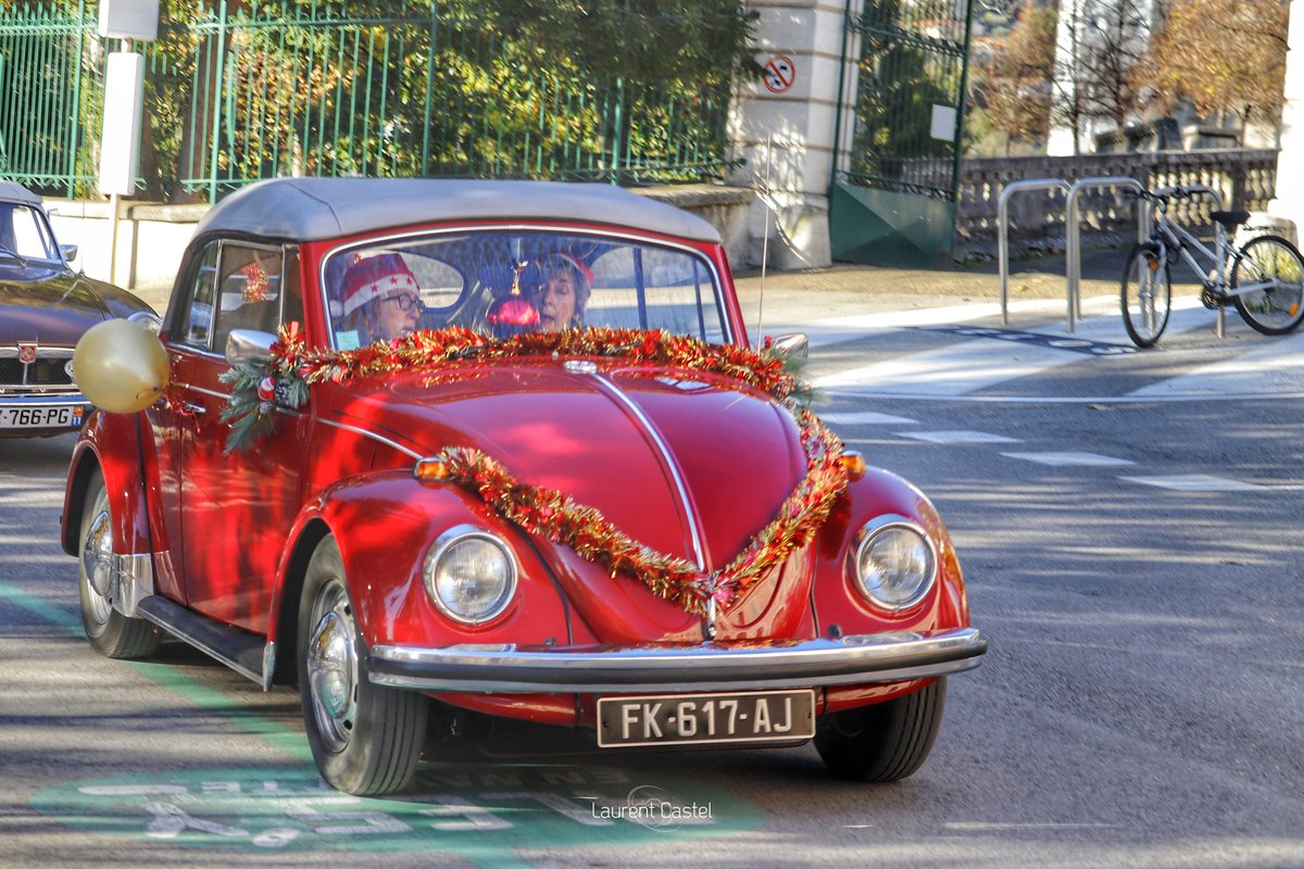 Les mères Noël en coccinelle 🐞 🎄👍 Défilé anciennes voitures 🚗 🎄 #coccinelle #wolkswagen #vintagecar #vintagephotography festivités de Noël 🎄  #villedalès #fetesdenoel  #streetphotography #noel #fetes #guirlandes #decorations