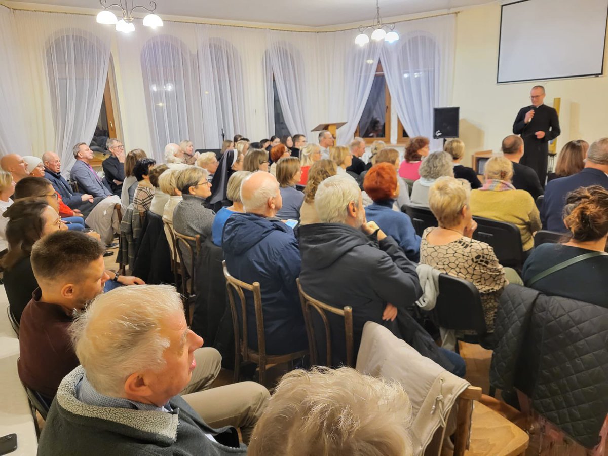 Janusz1967's tweet photo. Bardzo dziękuję @APuscikowska i @GrabowskiHosp oraz wszystkim, którzy odpowiedzieli na zaproszenie. To był bardzo dobry czas. Warto przeczytać książkę: „Nie przyszedł do mnie anioł”. Wciąż do nabycia w @ParafiaChojnice https://t.co/dPhFbJhVgF