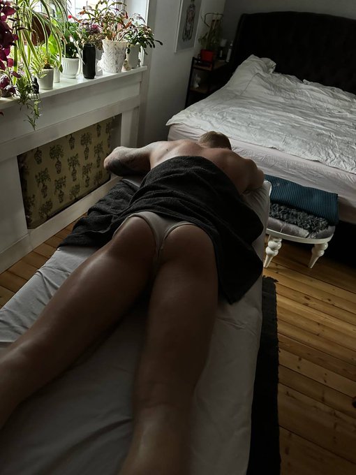 Massage after work, it hurts a lot 😅😅😅 but the butt is great https://t.co/xqrC0uvFVv