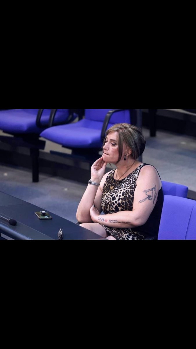 So eine Schande dieser Herr Ganserer. Sitzt im Bundestag und sieht aus, als ob er grad von St. Pauli käme. Unverschämt, was und und unseren Kindern zugemutet wird. Werft ihn doch endlich raus!!