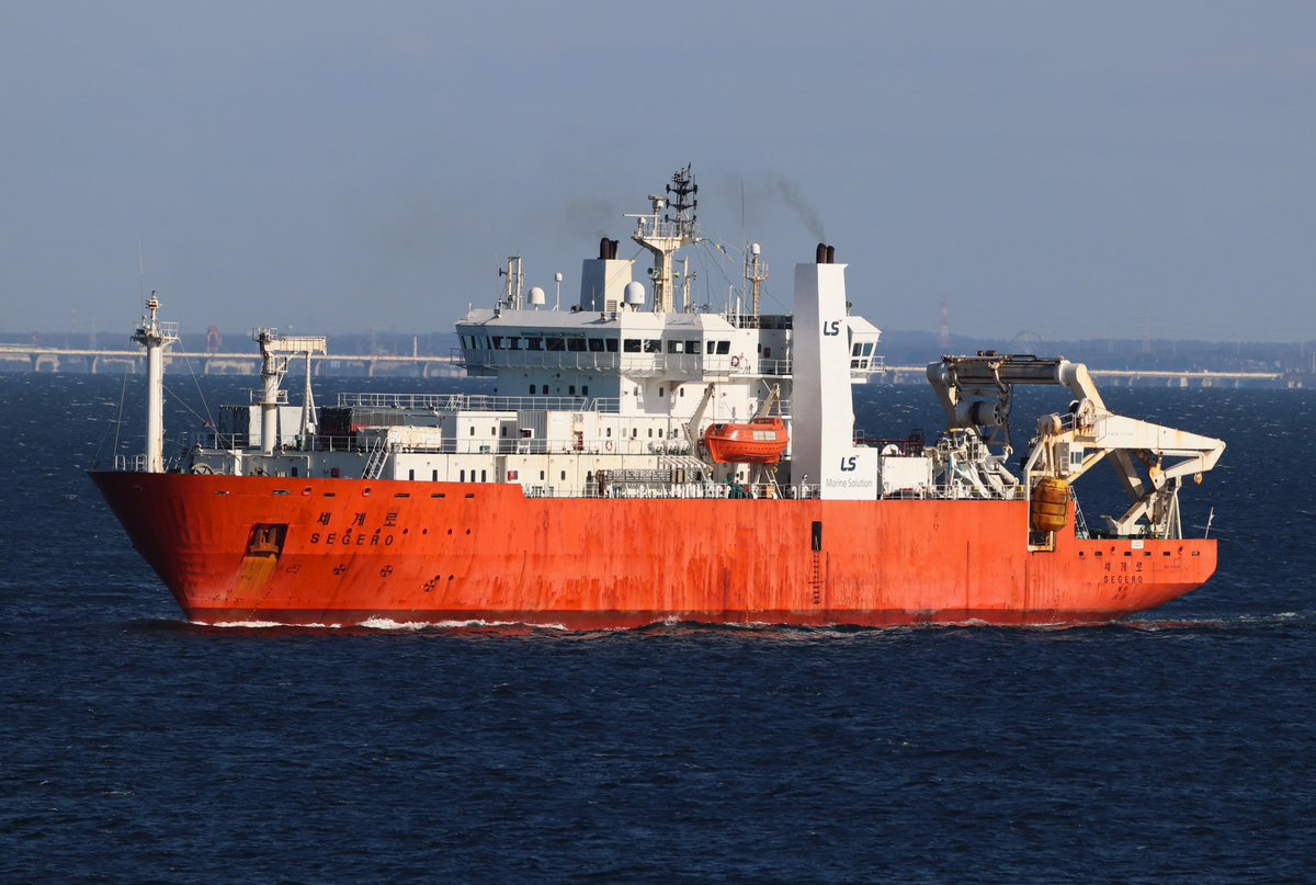 panamaru2's tweet photo. The #Cable_Layer #SEGERO #IMO9165188 b-1998 , managed by #LS_Marine_Solution, has entered the Yokohama route from Masan and is heading towards the KDDI Ebisu Pier. The orange-hued hull shows signs of slightly faded paint, with noticeable rust and dirt.
#shipspotting 20231203 https://t.co/Nba1w6j2bJ