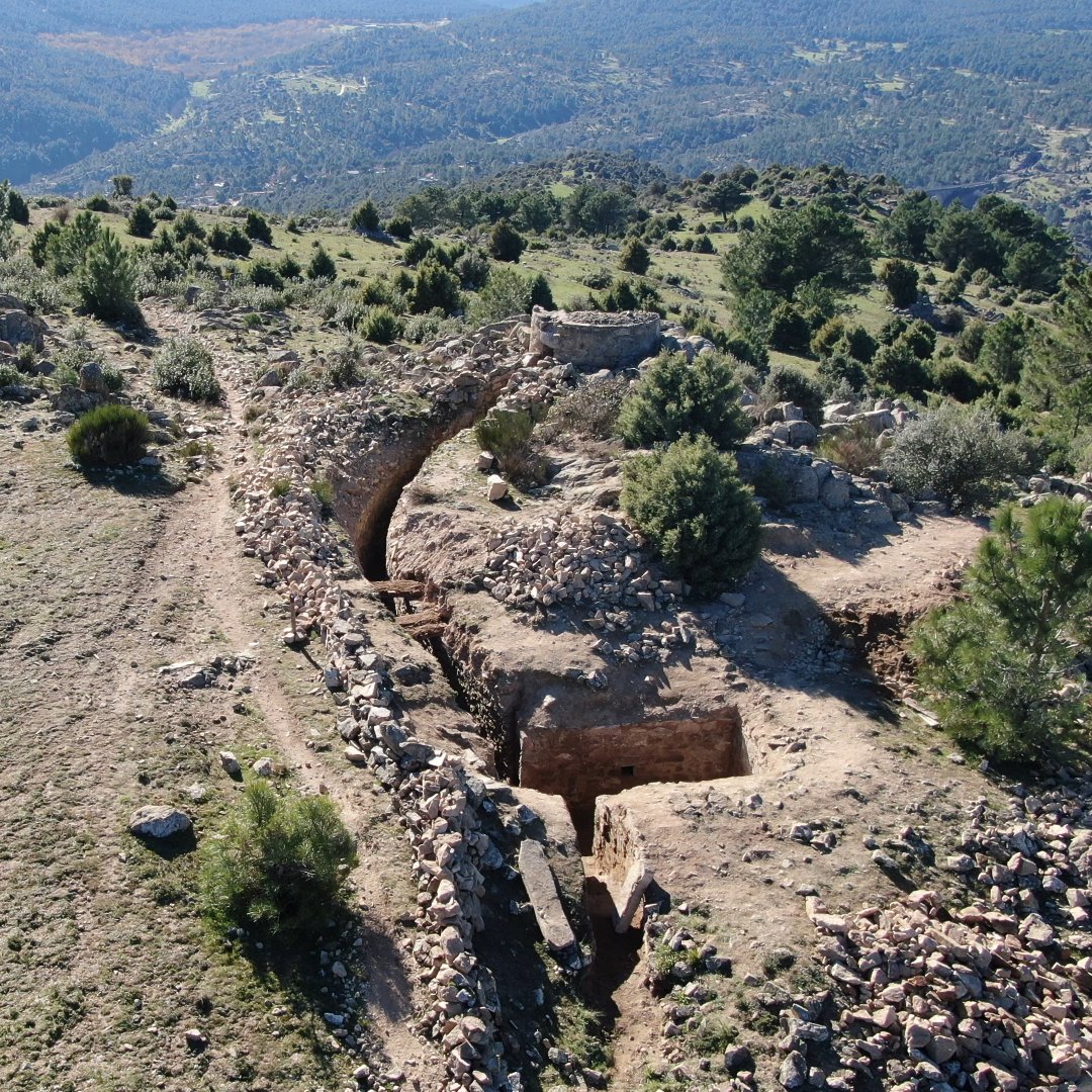 Ruiz_Casero's tweet photo. Hace una semana terminamos la excavación de las trincheras republicanas del Alto de la Mora. Prometí contar qué encontramos al final de la última estructura excavada, la más impresionante: un puesto de mando blindado subterráneo. Aquí va un repaso de los hallazgos en 10 tuits:➜ https://t.co/InImNleZ65