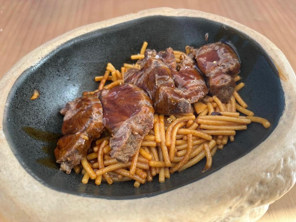 HnosUbeda's tweet photo. Toasted noodles with iberian pork cheek.
#luxurysalt #toastednoodles #noodles #iberiancheek #cheek #iberian #foodie #porkcheek #goldsalt #luxurylifestyle #porkmeat #meat #gold #salt #foodporn #pork #yummy https://t.co/KrhzTfKy8e
