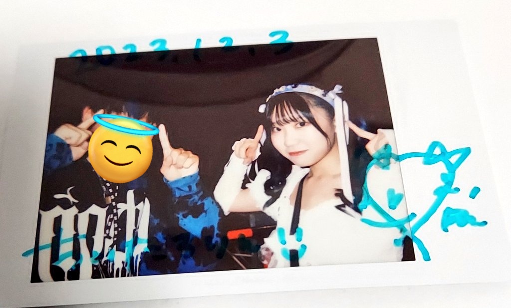 i_Ris_Chii's tweet image. rinちゃんといっぱいチェキ撮れて嬉しかったです！🥺 周りの人達から髪色同じだね〜って言ってもらえたのも嬉しかった〜🩵😆 今日もめっちゃかわいかったです！どこでもサインを想定してなかったので急遽ポケカに！いつかは車の給油口持っていきます👍 記念すべき1周年お祝い出来てよかった！
#comma,