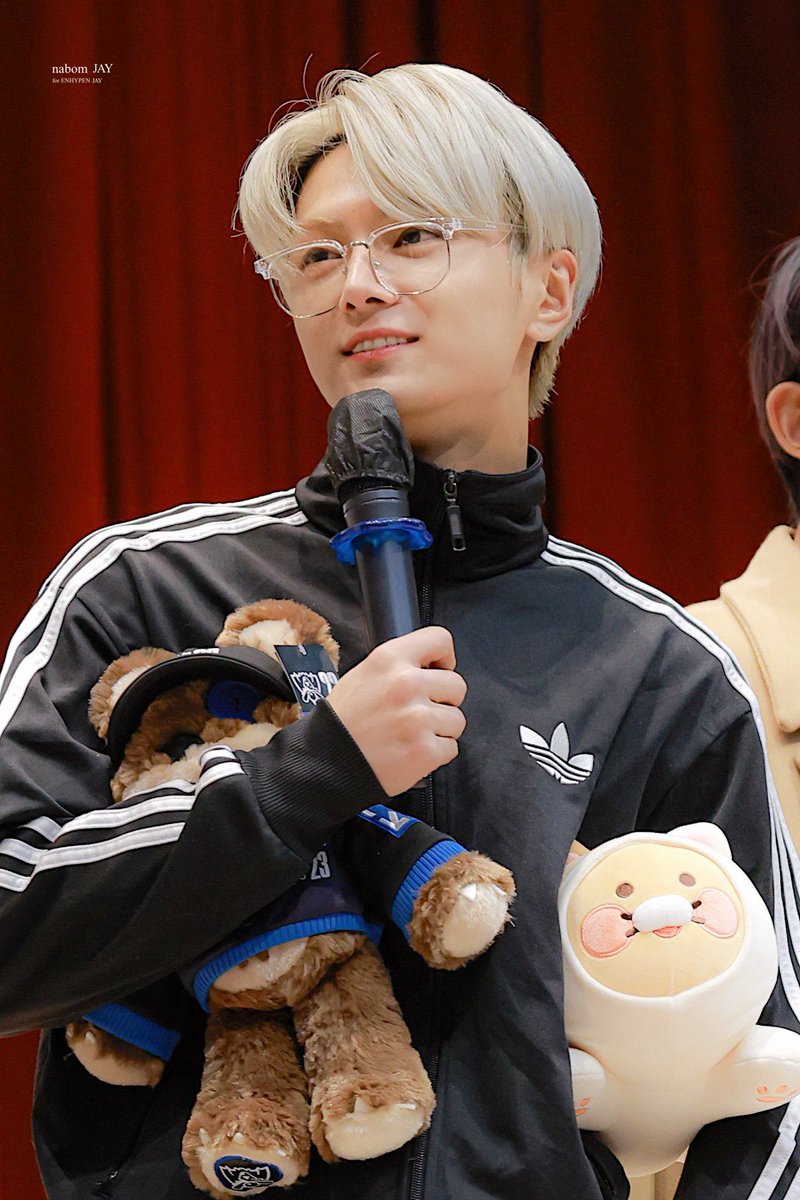 jongseongsfilm's tweet photo. jay and the little stuff toys 🥺 https://t.co/Tb1cIRsOjn