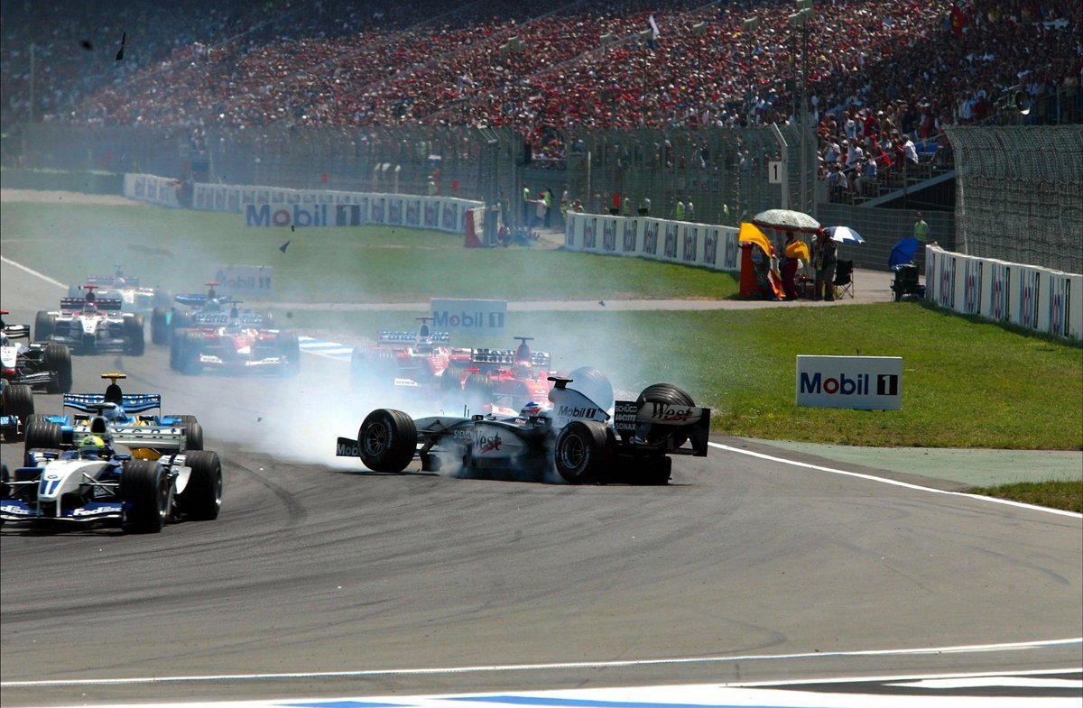f1speed_indo's tweet photo. 🚨 Raikkonen Muda: Ganas, tapi Apes.

Kimi Raikkonen saat muda dulu terkenal dengan kecepatannya yang gila dan nampak liar ketika dipadukan dengan mobil McLaren.

Sayangnya, di saat bersamaan dia juga jadi pembalap yang sangat tidak beruntung di masanya. Pada musim 2003 ia punya kesempatan besar untuk kalahkan Michael Schumacher. Sayangnya ia gagal & cuma terpaut 2 poin.

Tiga momen penyebab Kimi gagal juara dunia pada 2003:
- Mobil mogok di Nurburging
- Gagal lolos Q1 dan nyeruduk mobil lain yang stall saat start GP Spanyol
- Insiden dengan Barrichello di GP Jerman (Hockenheim)