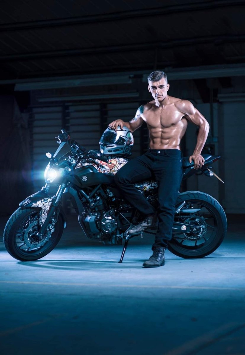 SugarBoxStudios's tweet image. That time I did a physique photoshoot with a motorbike and a Porsche! 

#Photoshoot #OCF #Muscles #Fitness #Cardiff