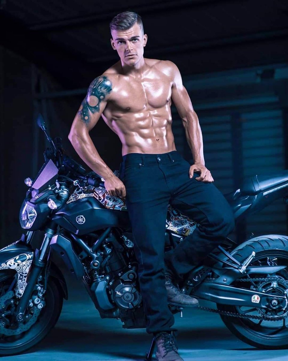 SugarBoxStudios's tweet image. That time I did a physique photoshoot with a motorbike and a Porsche! 

#Photoshoot #OCF #Muscles #Fitness #Cardiff