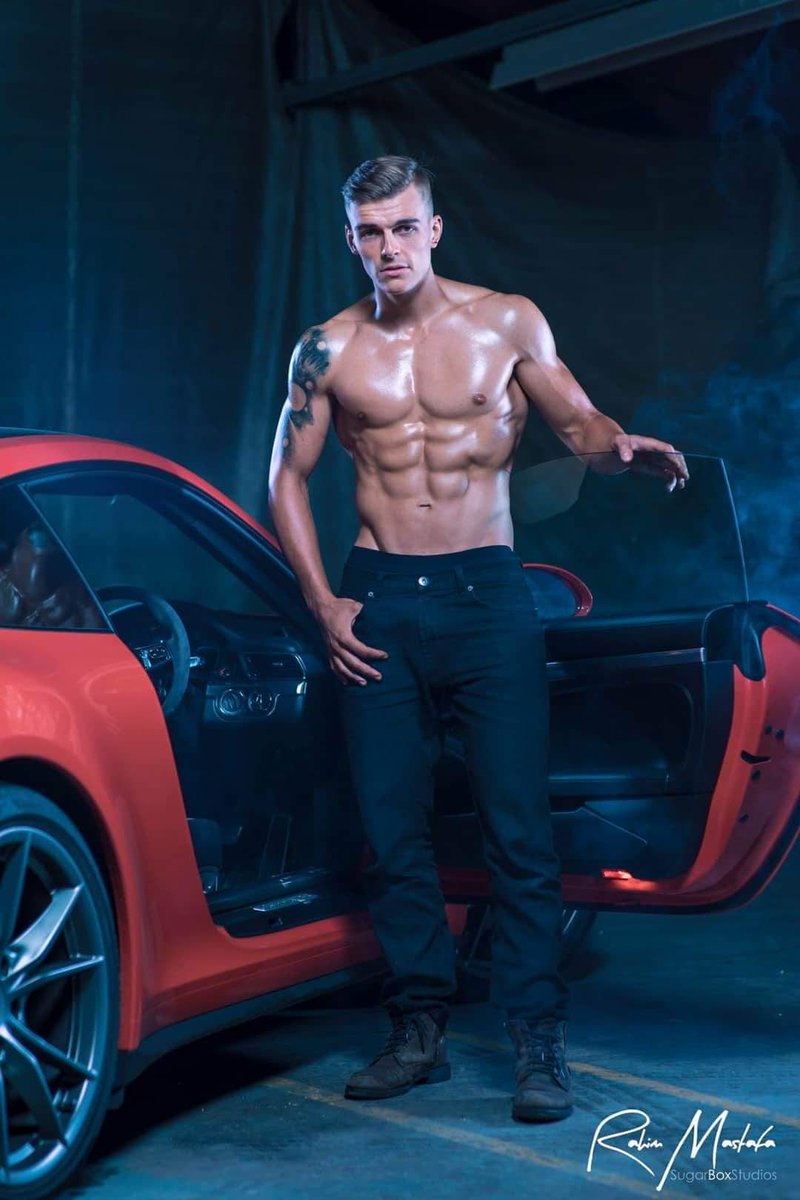 SugarBoxStudios's tweet image. That time I did a physique photoshoot with a motorbike and a Porsche! 

#Photoshoot #OCF #Muscles #Fitness #Cardiff