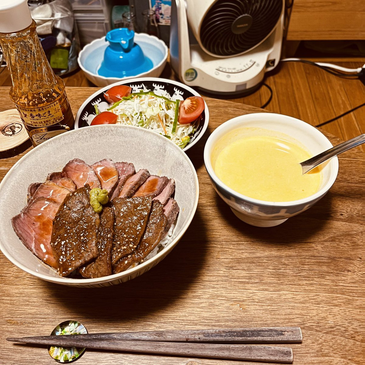 今日の僕の夕ご飯
大宮シェフのローストビーフと和牛ステーキの丼、サラダ、パンプキンポタージュスープ
#自炊飯