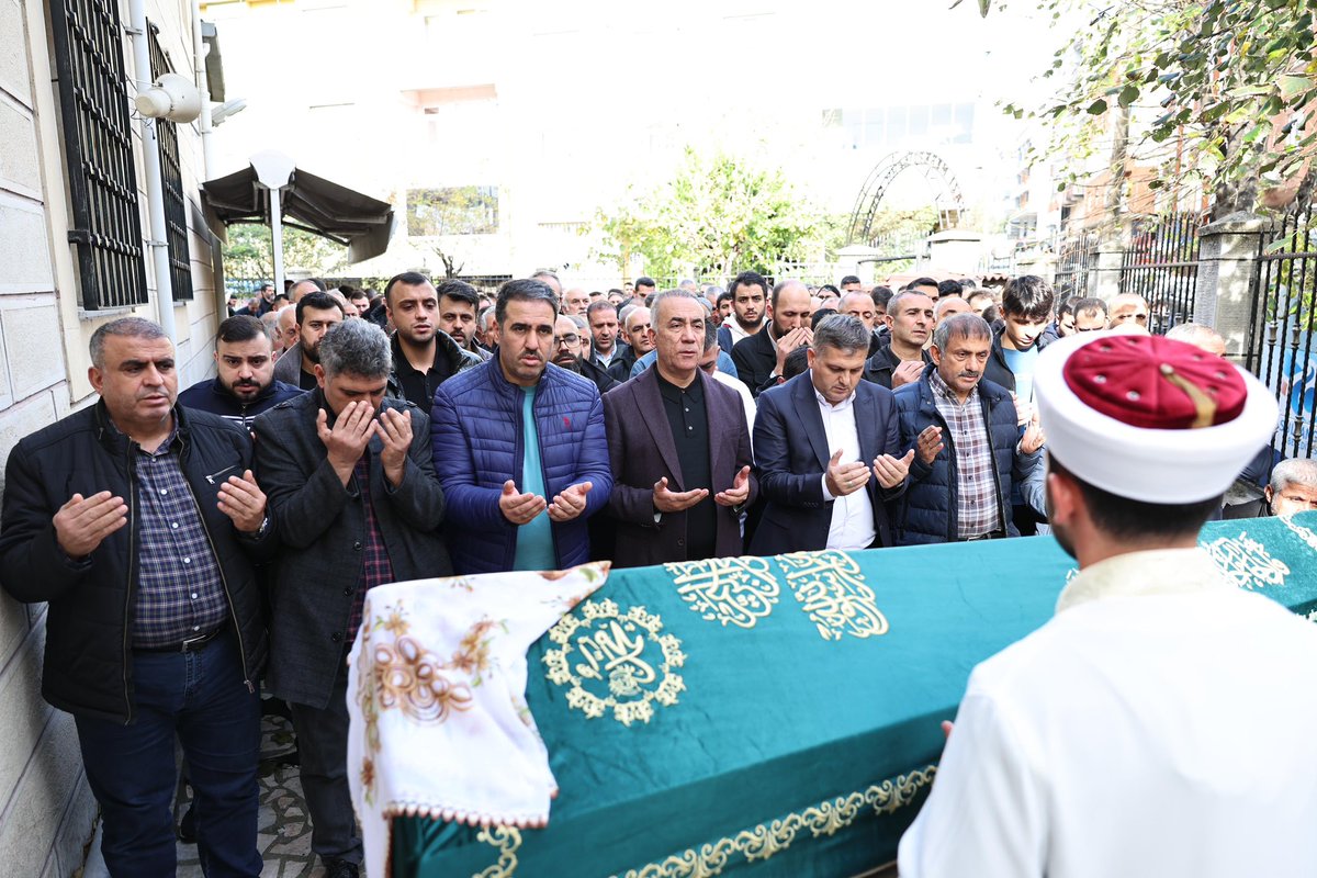 avadursun's tweet image. MADEF Başkan Yardımcısı Bayram Esin’in kıymetli annesi merhume İmmihan Esin’i öğle namazına müteakiben kılınan cenaze namazı ile son yolculuğuna uğurladık.
Merhumeye Allah’tan rahmet, ailesine başsağlığı diliyorum.
Mekânı cennet olsun inşallah.