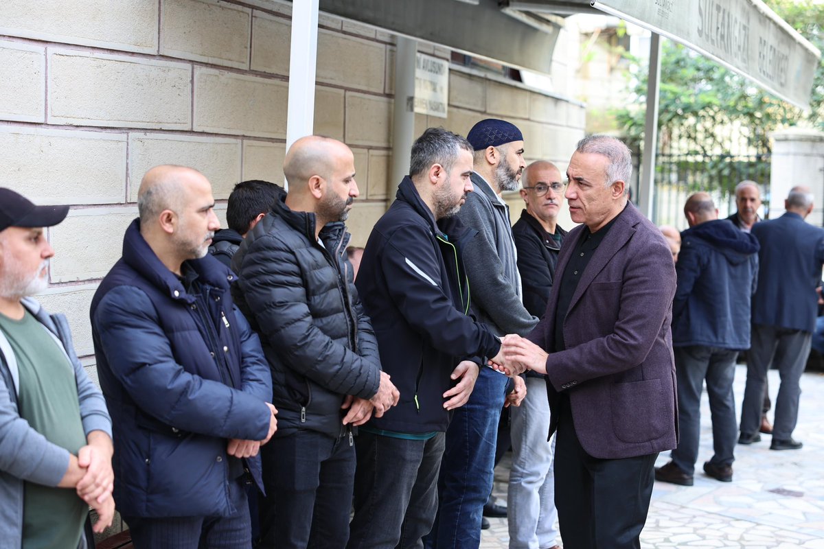 avadursun's tweet image. MADEF Başkan Yardımcısı Bayram Esin’in kıymetli annesi merhume İmmihan Esin’i öğle namazına müteakiben kılınan cenaze namazı ile son yolculuğuna uğurladık.
Merhumeye Allah’tan rahmet, ailesine başsağlığı diliyorum.
Mekânı cennet olsun inşallah.