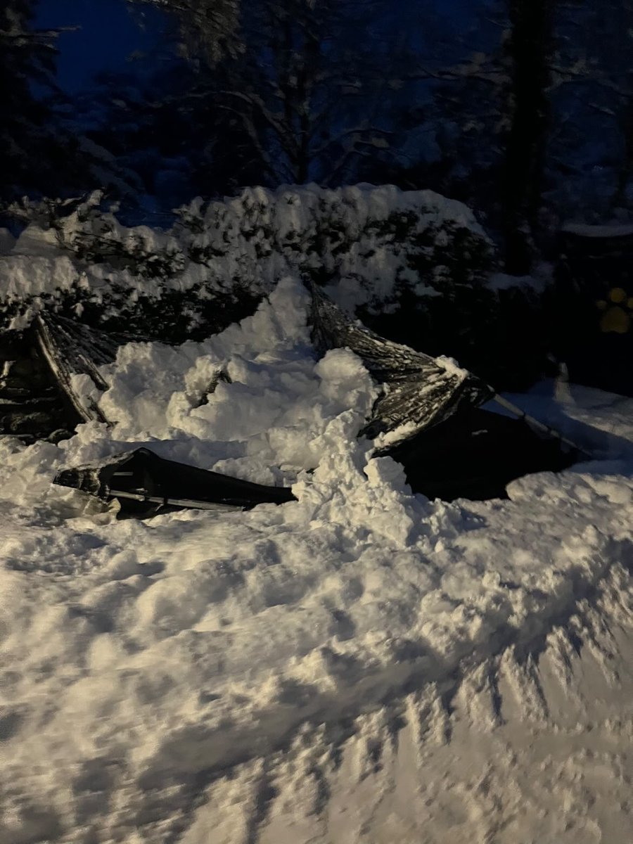 STBYMF's tweet image. Don’t think we will be getting our van and gazebo out of Hawkshead anytime soon ?? 

#hawksheadchristmasfair #snow #lakedistrict #cumbriasnow