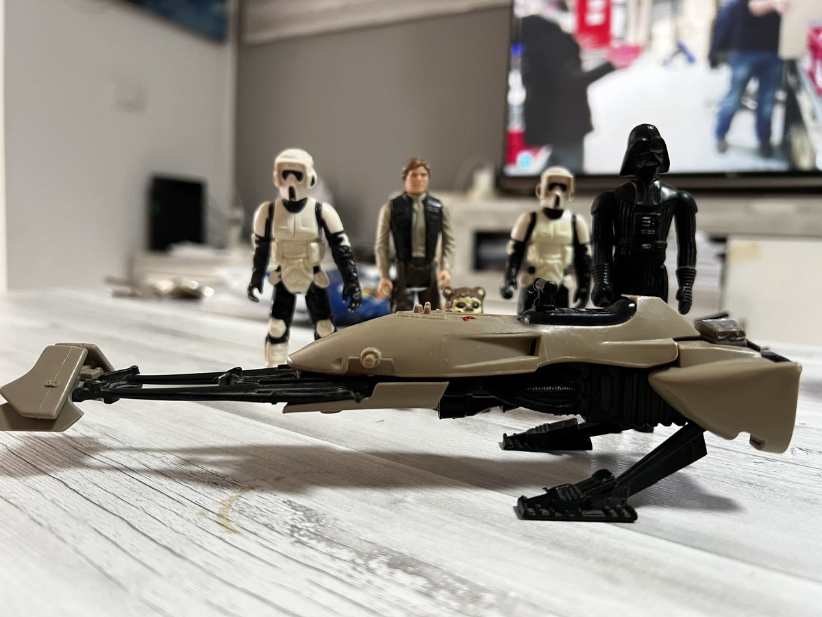 Olge23's tweet photo. Haber encontrado estas figuras de @StarWarsEs @StarWarsSpain de hace 36 años me han llevado a la infancia; haber tenido un hermano 10 años menor que destruyó todo y estas sobrevivieran lo hacen milagroso 😂😂 #StarWars https://t.co/FWrjNFU04Z