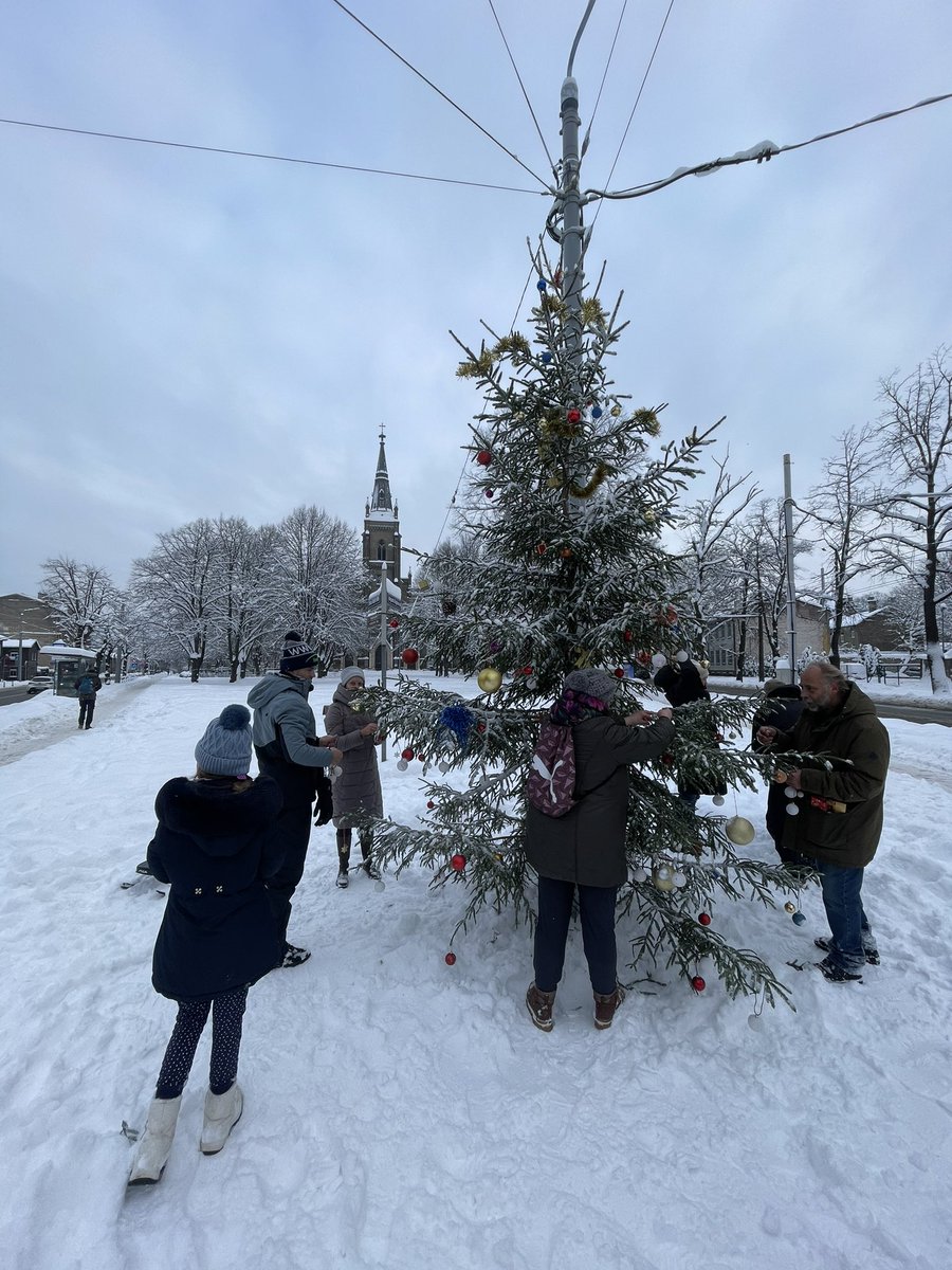 miks_eu's tweet photo. Šodien izrotājām arī mūsu Avotu egli! Aicinām ikvienu iekārt savu rotājumu mūsu Avotu eglītē Avotu laukumā pie Sv.Pāvila baznīcas. Siltu pirmo Adventi visiem! #Avoti https://t.co/Q4Ecm3G165