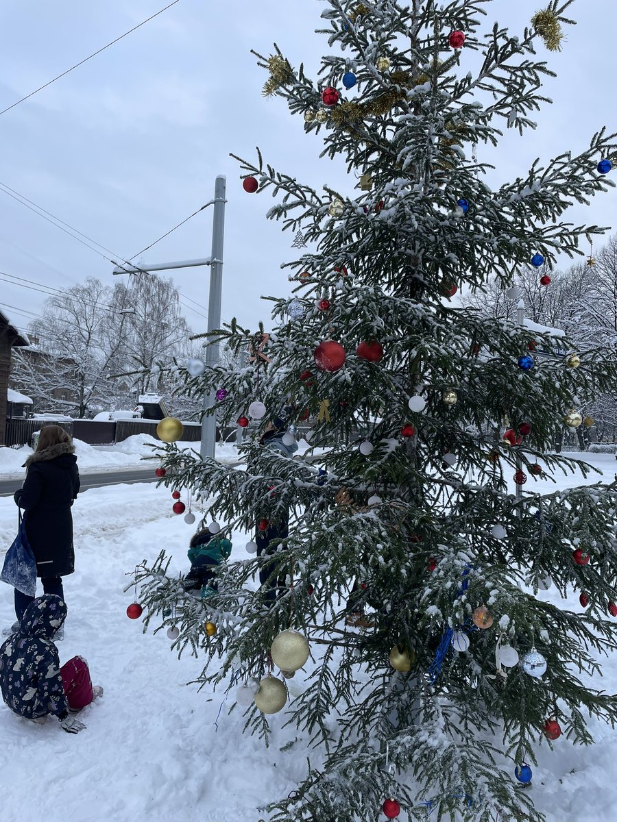 miks_eu's tweet photo. Šodien izrotājām arī mūsu Avotu egli! Aicinām ikvienu iekārt savu rotājumu mūsu Avotu eglītē Avotu laukumā pie Sv.Pāvila baznīcas. Siltu pirmo Adventi visiem! #Avoti https://t.co/Q4Ecm3G165